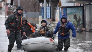 قازاخیستان-دا داشقین‌لاردان سونرا 54،7 مین نفر ائولرینه قاییدیب