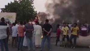 Cetățenii sudanezi au blocat un drum în Khartoum