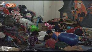 Damnificados del sismo duermen en albergues cobijados por la solidaridad de la ciudadanía