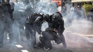Parijda poliśiyä demonstrantlarnı mısqıllıy häm qurqıta