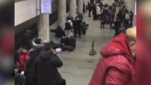 Los ucranianos se refugian en el metro