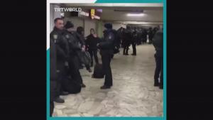 乌克兰安全人员在地铁站避难
