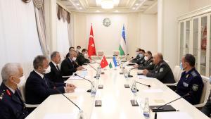 خۇلۇسى ئاقار ئۆزبېكىستان پىرېزىدېنتى بىلەن كۆرۈشتى