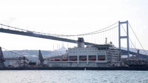 巨型管道铺设船驶过伊斯坦布尔海峡