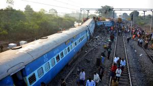 印度火车脱轨 36名乘客丧生