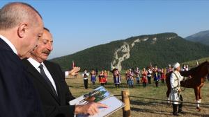 Ердоган и Алијев проследија трка на коњи во Шуша