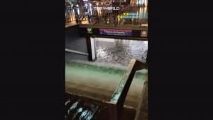 西班牙地铁站遭洪水淹