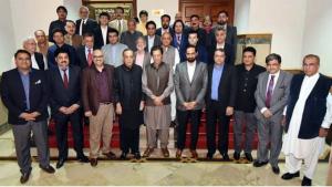 پاکستان کی اپنی معیشت آئی ایم ایف سےقرضہ لینےکی بجائےدوست ممالک کےتعاون سےبہتربنانےکوترجیح:عمران خان