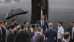 Гръцкият премиер Кириакос Мицотакис пристигна днес на посещение в Турция