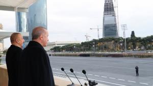 Президентът на Азербайджан Алиев и президентът на Турция Ердоган проследиха заедно Парада на Победата в Баку...