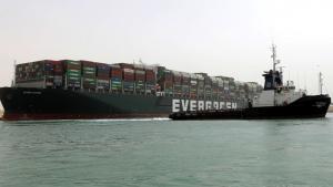 Корабът в Суецкия канал бе частично освободен...