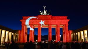 Porta di Brandeburgo illuminata coi colori della bandiera turca