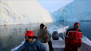 Un gigantesco iceberg è andato alla deriva arenandosi vicino a Inaarsuit