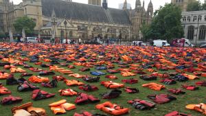Londres: colocan miles de chalecos salvavidas en apoyo a los refugiados