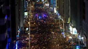 Cientos de miles de mujeres toman las calles en una huelga histórica en España