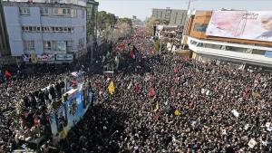Suspenden la ceremonia fúnebre de Qasem Soleimani por la aglomeración de personas