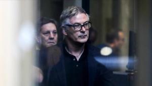 Operan la bala disparada por Baldwin desde el hombro del director Joel Souza