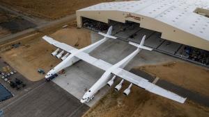 Scende in pista il più grande aereo del mondo
