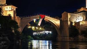 U Mostaru u znak solidarnosti sa palestinskim narodom okačena zastava Palestine na Starom mostu