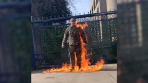 Aviador se prende fuego frente a la embajada de Israel en Washington contra la guerra en Gaza