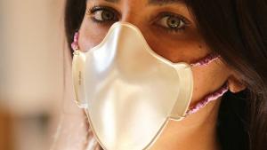 Se ponen en venta mascarillas de oro y plata contra el coronavirus