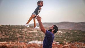 生まれつき手足のないシリアのムハンマド坊やにトルコで義足