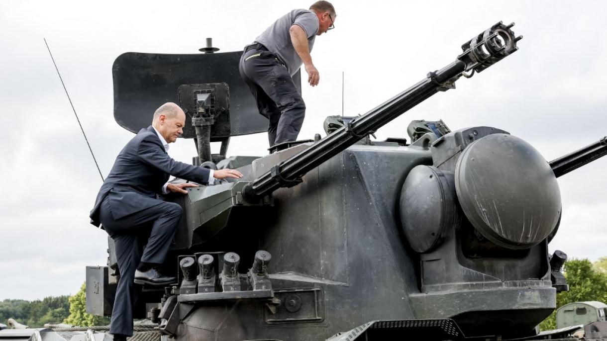 Canciller alemán visita a soldados ucranianos que utilizarán los blindados antiaéreos Gepard