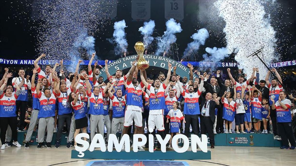 O Anadolu Efes proclama-se campeão da liga turca de basquete
