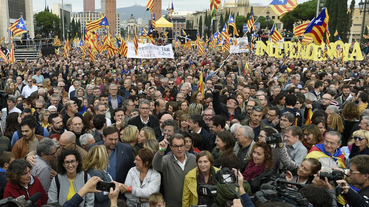 Miles de personas protestan en Barcelona la investigación por los tribuanles a cargos soberanistas