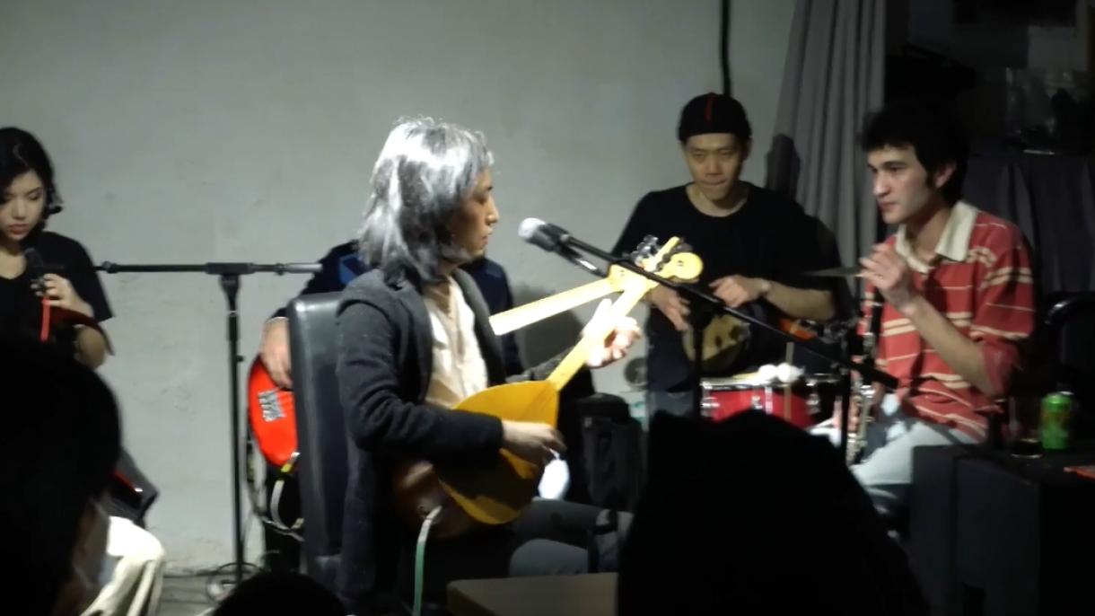 El chino, impresionado por baglamá en Türkiye, ahora da conciertos en su país