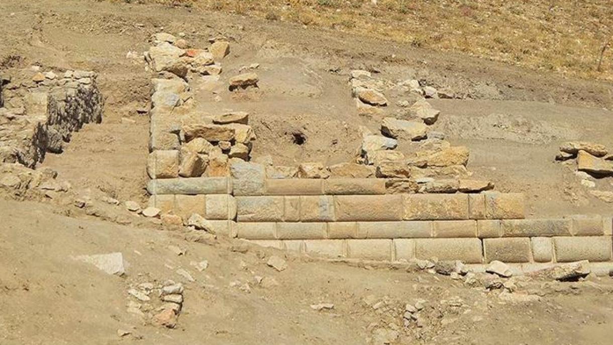 Muro helenístico cerca de la antigua ciudad de Apameia