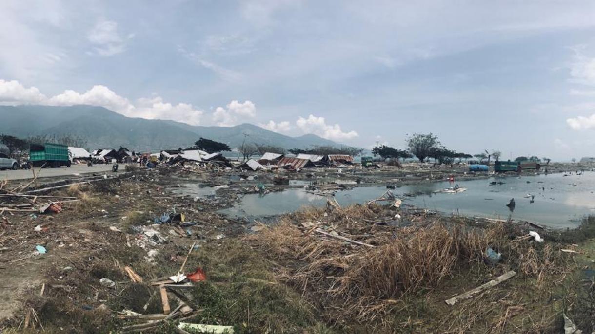 جاری شدن سیل و رانش زمین در اندونزی جان 6 نفر را گرفت