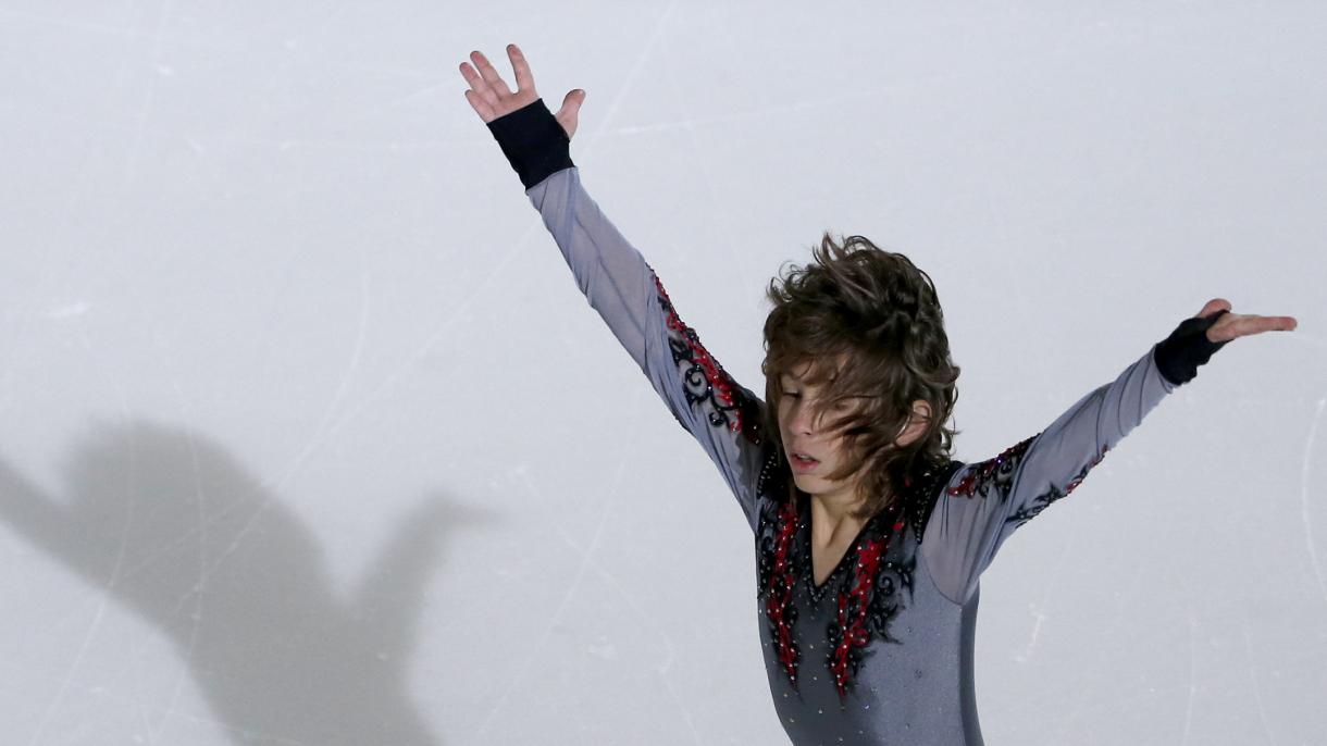 El patinador sobre hielo turco de 12 años gana medalla de oro en Eslovenia