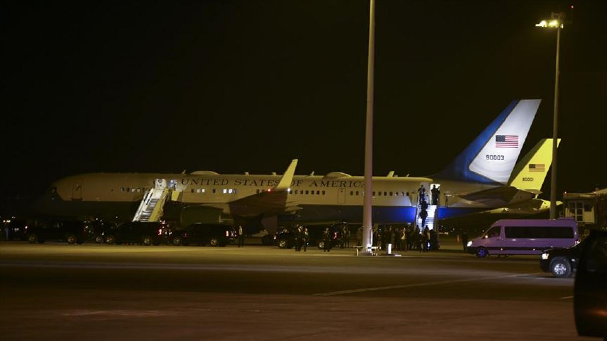 L'aereo su cui viaggia Pence è dovuto atterrare in emergenza