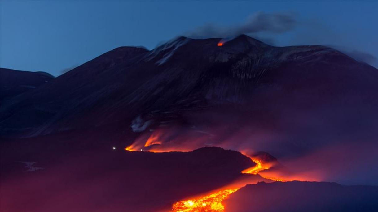 Вулкан на остров Стромболи изригна лава и пепел...
