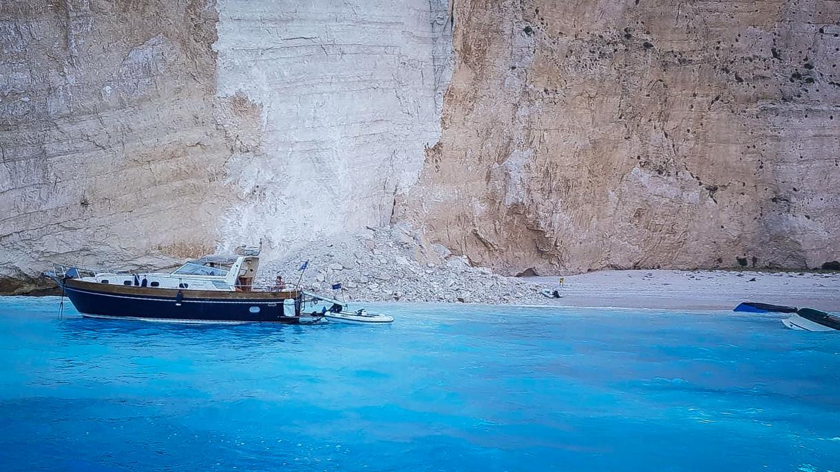 希腊沉船湾发生岩石塌坠