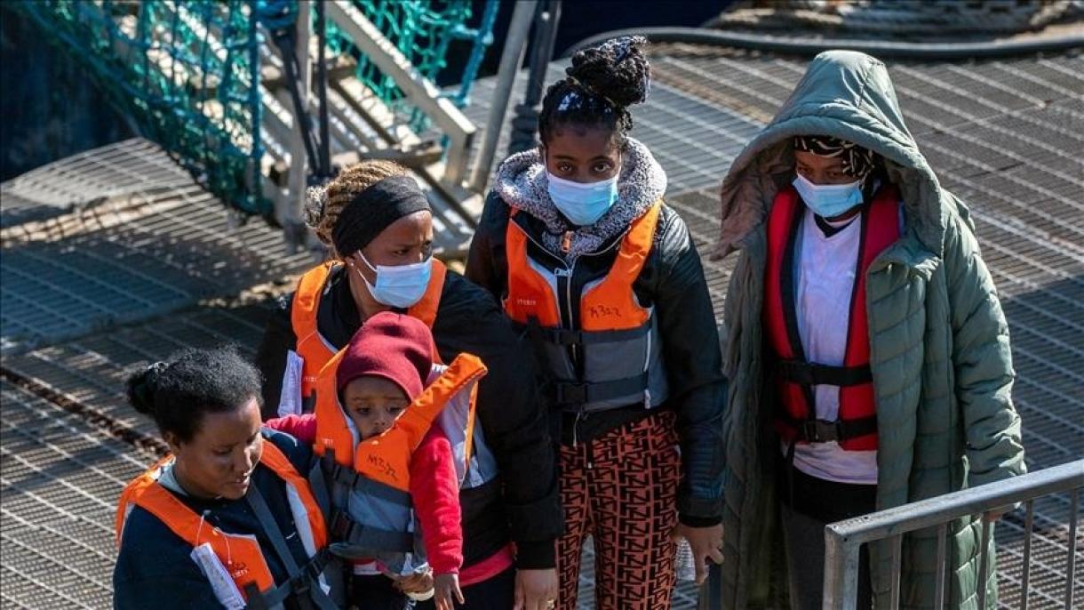 Medios informan que inmigrantes en Reino Unido podrían ser alojados en transbordadores y barcazas