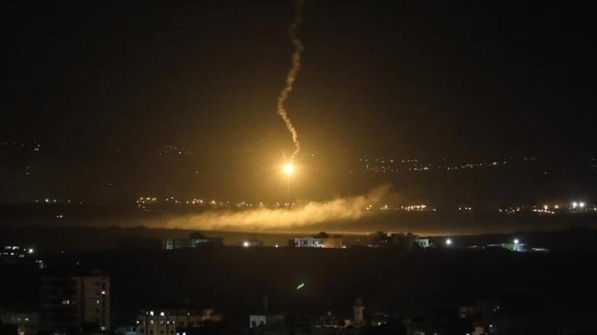 Израел бомбардира цели в Сирия...
