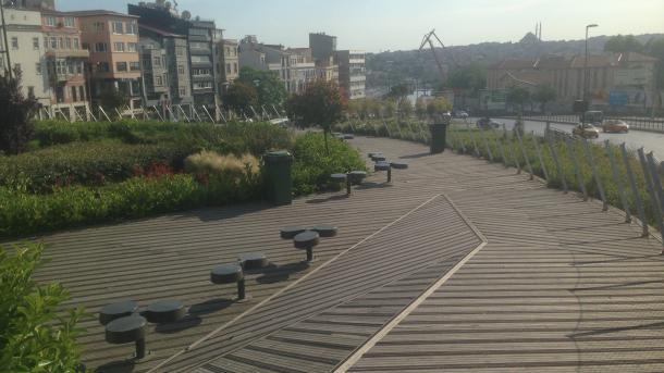 El Parque de Şişhane, un lugar contemporáneo para reposar en medio de la héctica vida urbana