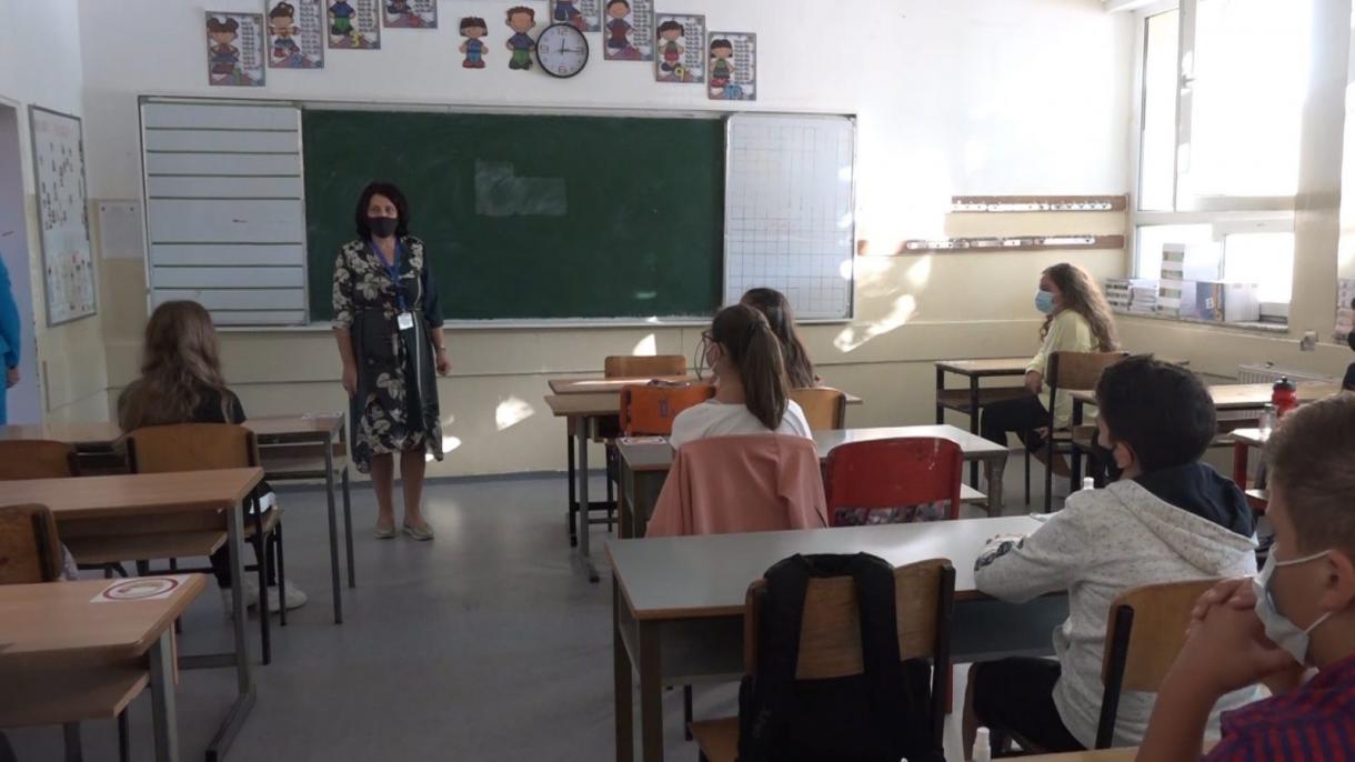 Hapen shkollat në Kosovë