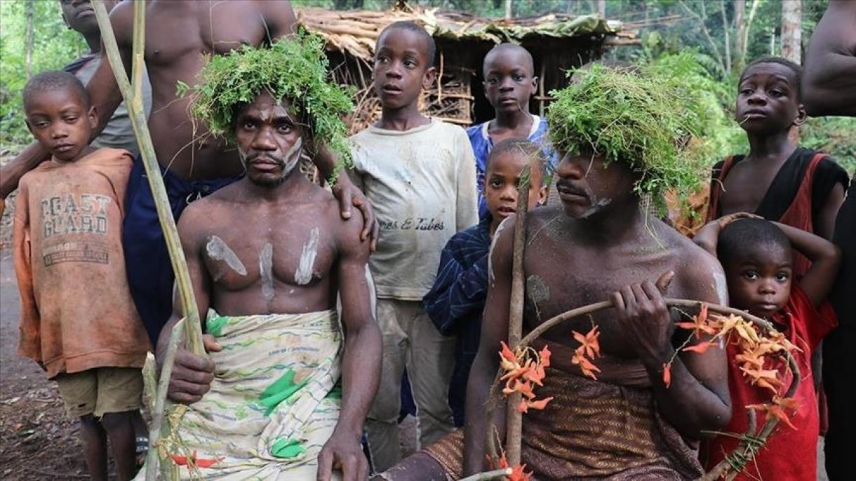 Les Pygmées, l'un des plus anciens peuple d'Afrique, restent fidèles à leur mode de vie millénaire