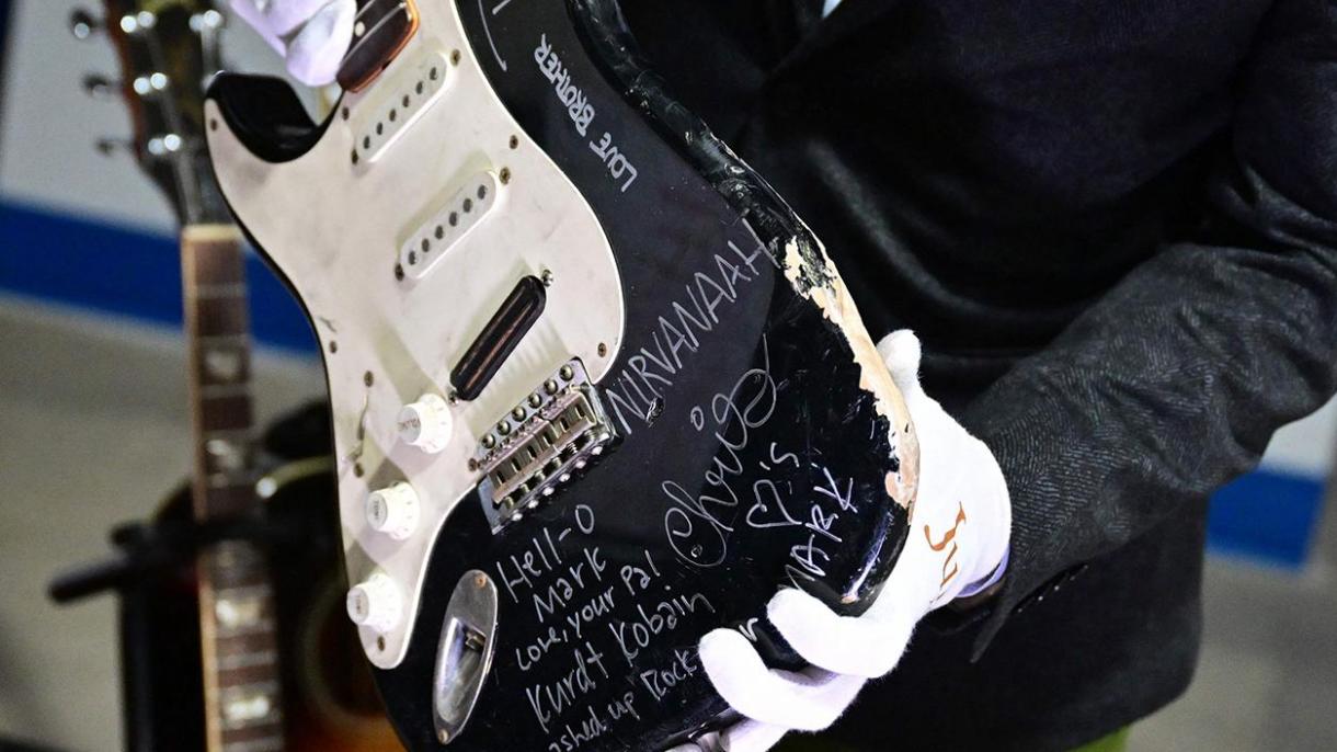 Chitarra distrutta di Kurt Cobain venduta all'asta per 600mila dollari