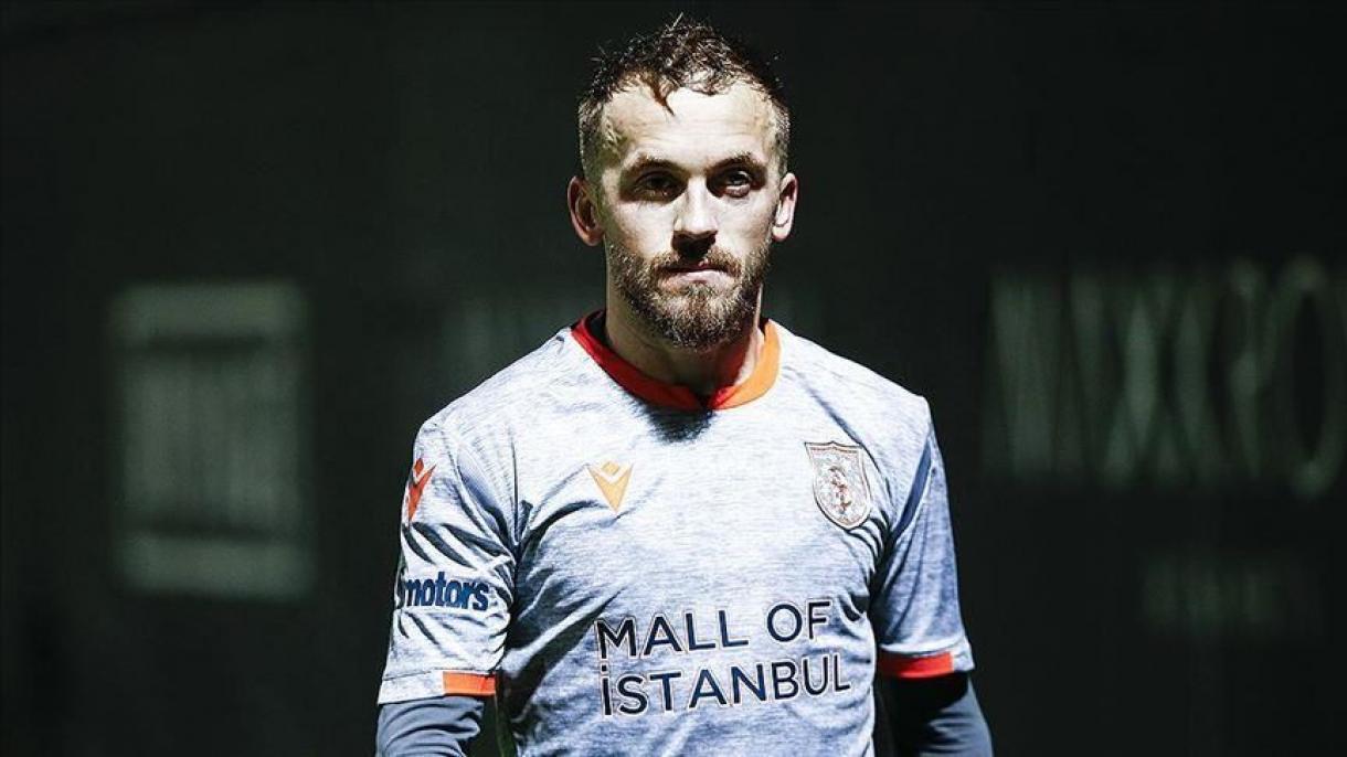 Le footballeur Edin Visca du Basaksehir offre des colis alimentaires à 1.000 familles en Turquie