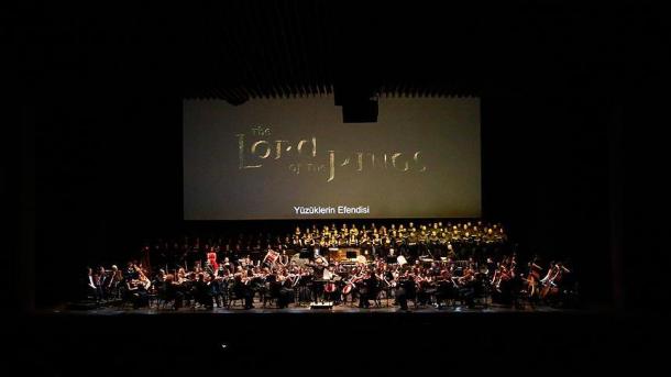 Apresentam a trilha sonora de "O Senhor dos Anéis"