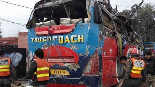 پشاور میں ایک بس میں بم دھماکہ، 16 افراد ہلاک 30 زخمی