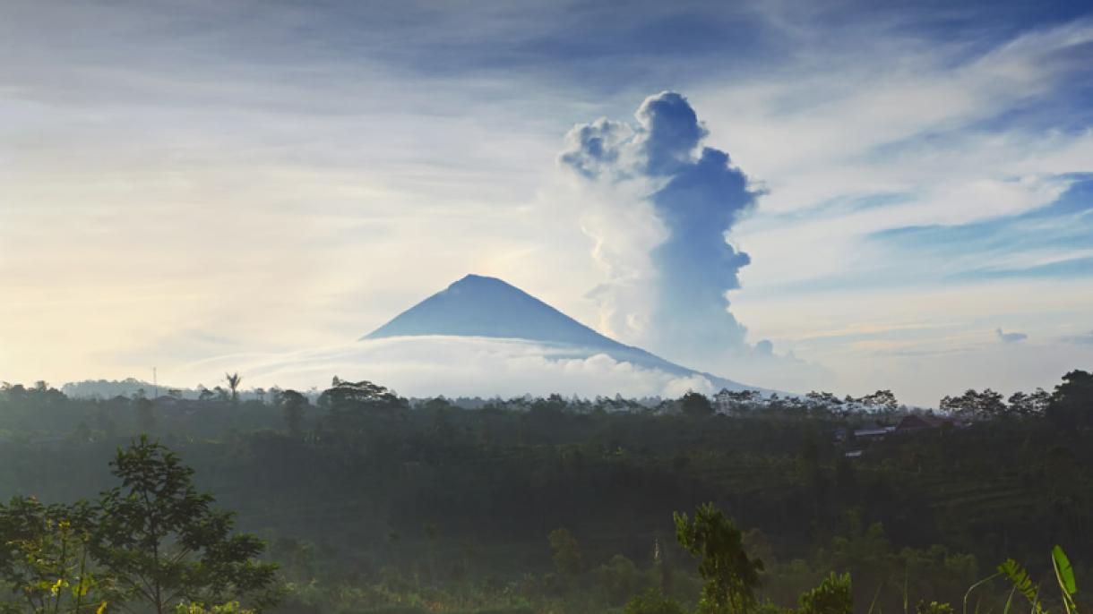 Κίνδυνος με το ηφαίστειο Αγκούνγκ στην Ινδονησία