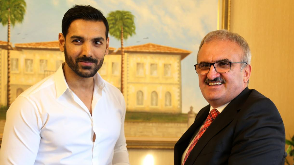 Antalya arca lenne John Abraham