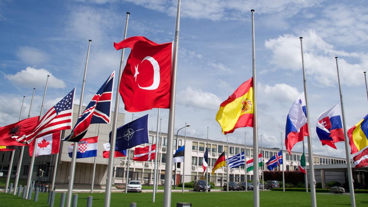 Las banderas de la OTAN ondean a media asta por el ataque terrorista de Estambul