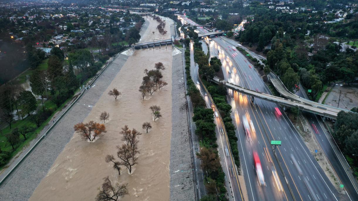 美国加州强降雨引发洪水和山体滑坡