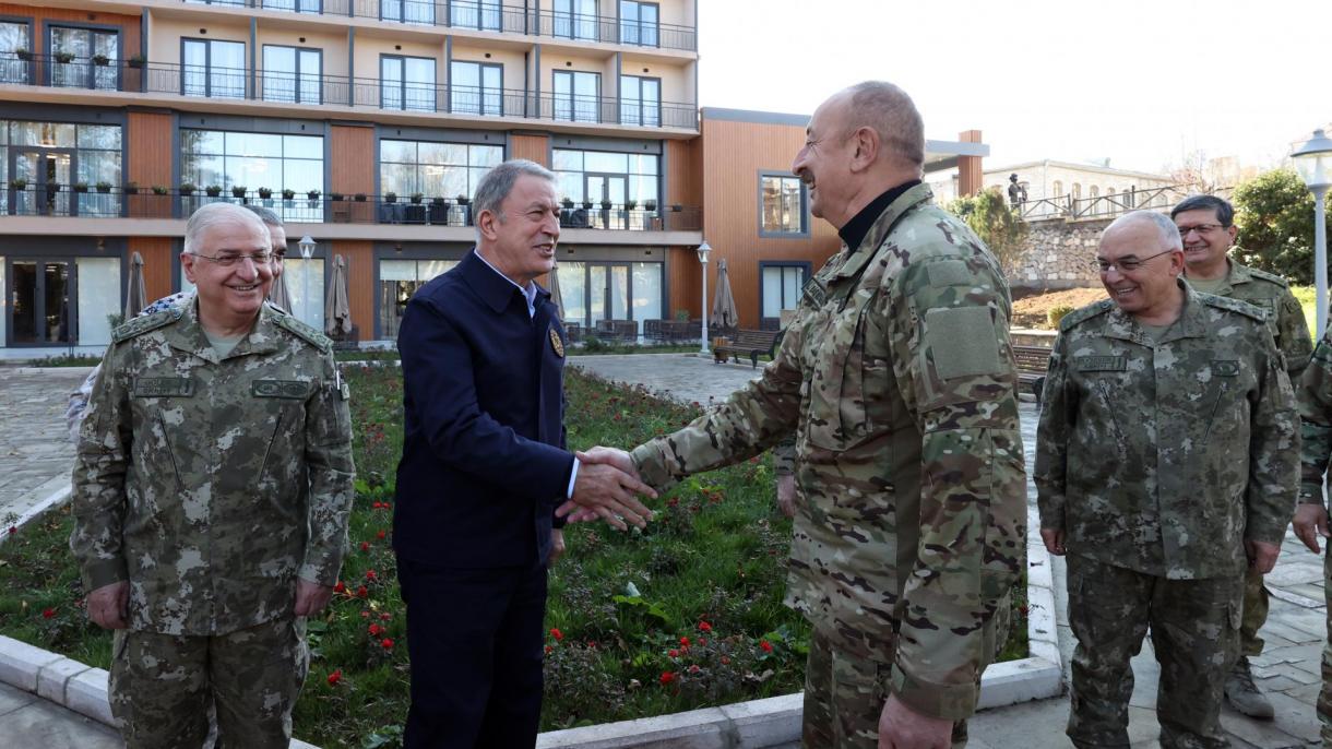علی‌اف، خلوصی آکار وزیر دفاع ملی و فرماندهان نیروهای مسلح ترکیه را در شوشا به حضور پذیرفت